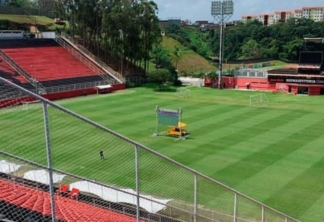 Vitória cobra R$ 10 para torcida ver jogo em telão, mas tamanho surpreende