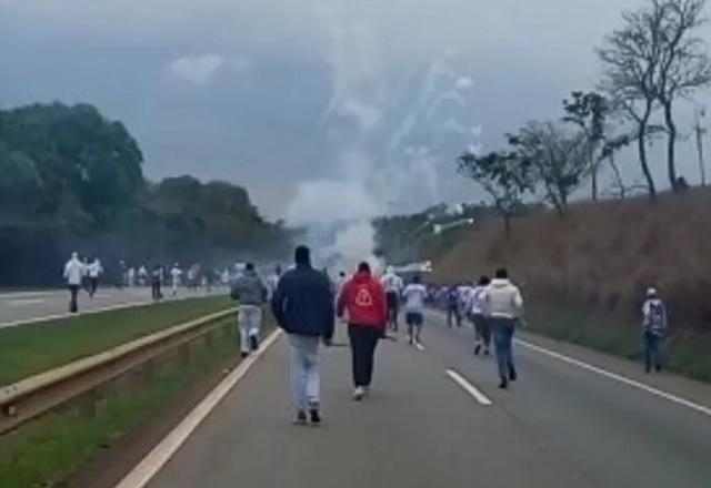 Organizadas de Cruzeiro e Palmeiras entram em confronto, e rodovia é interditada