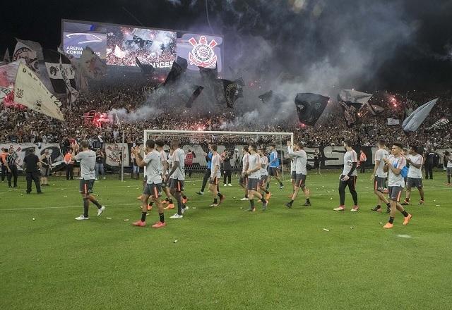 Bandeiras com mastro voltam a ser permitidas nos estádios de São Paulo