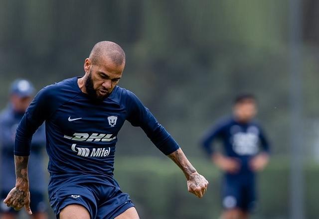 Pumas pede desculpas a Dani Alves por "mal-entendido" sobre lesão