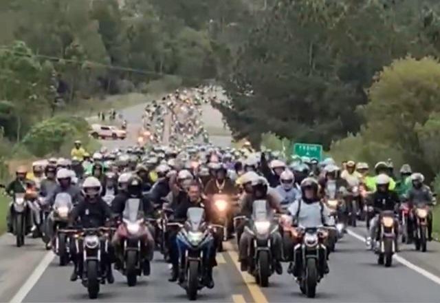 Bolsonaro participa de motociata em Poços de Caldas (MG)