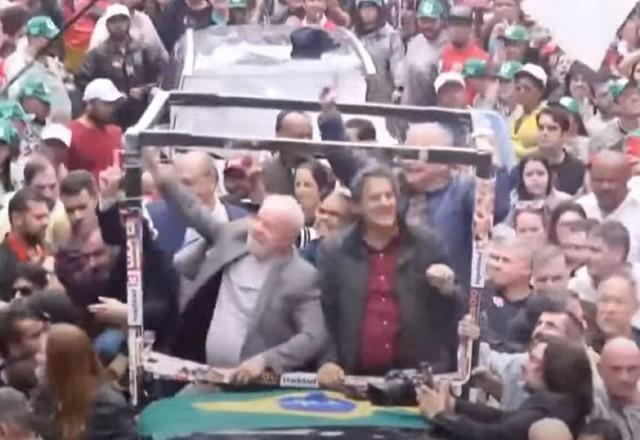 Com Haddad e França, Lula faz caminhada na Avenida Paulista, em São Paulo