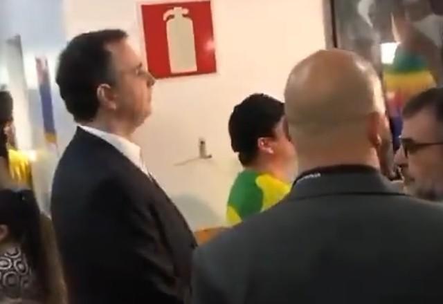 Presidente do Senado, Rodrigo Pacheco, é hostilizado antes de votar