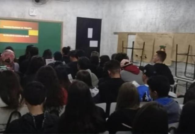 Alunos têm aulas em porão de igreja nove anos após escola pegar fogo