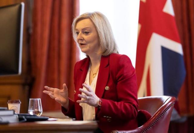 Após polêmicas, Liz Truss desiste de corte de impostos para ricos