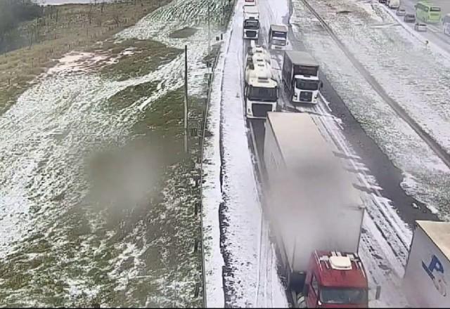 Chuva de granizo deixa pista da Fernão Dias coberta de gelo em MG