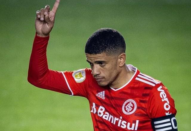 Atacante do Internacional, Taison comunica morte do pai: "Te amarei eternamente"