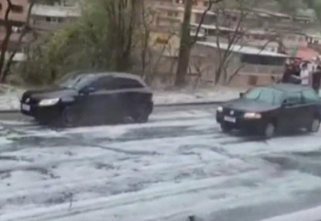 Chuva de granizo cobre asfalto de gelo em Teresópolis (RJ)