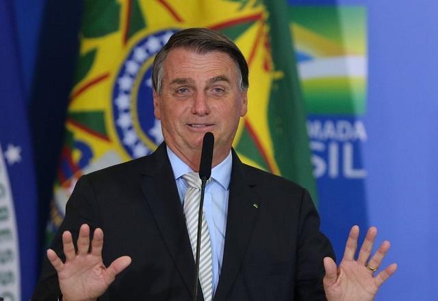 Bolsonaro ironiza apoio de economistas a Lula: "Temos o Guedes"