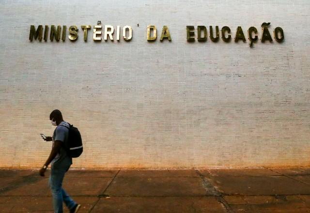 MEC recua e vai liberar verba às universidades federais