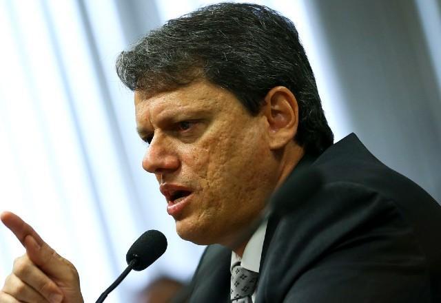 Tarcísio diz que vai encerrar o Centro de Contingenciamento do Coronavírus