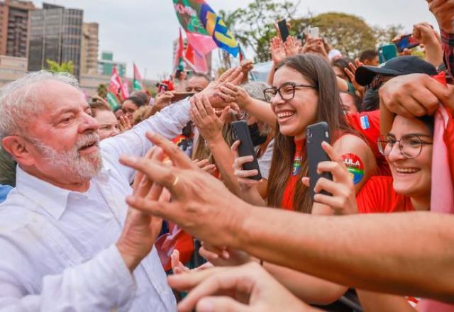 AO VIVO: "Favela com Lula" no Complexo do Alemão no Rio de Janeiro