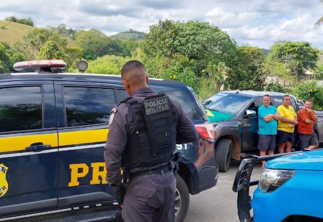 Imagens mostram chegada de policiais e apoiadores na casa de Roberto Jefferson