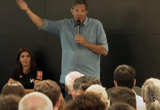 Fernando Haddad recebe carta de apoio com mil assinaturas