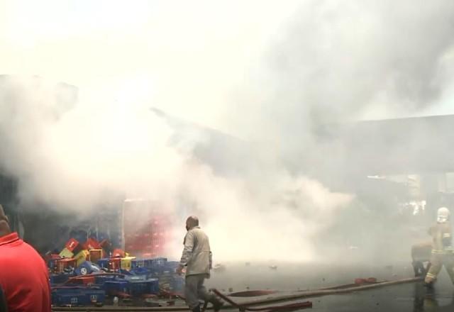 Incêndio no Ceasa do Rio de Janeiro tem saques e tiros