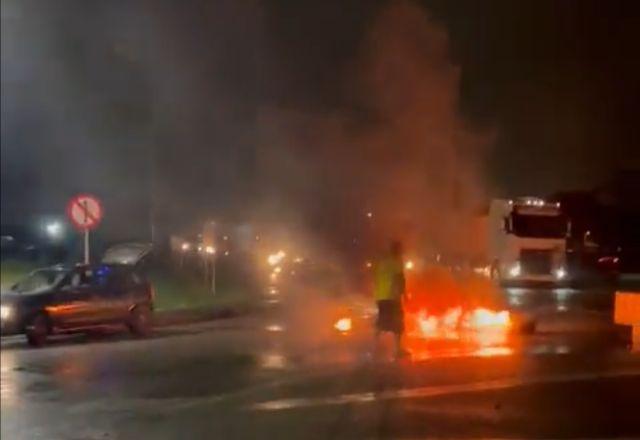 Caminhoneiros bloqueiam trecho da Rodovia Anchieta, em Santos