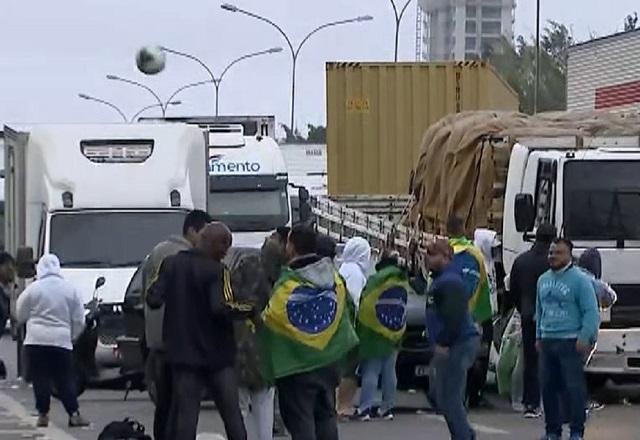 Enquanto rodovias estão bloqueadas, manifestantes jogam bola