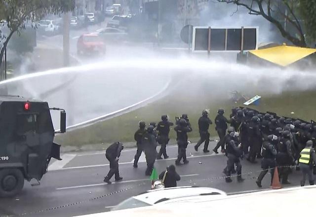 Tropa de Choque usa jato de água e bombas para dispersar protesto