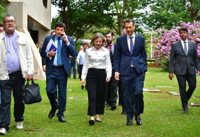 Poder Expresso: equipe de Lula visita sede da transição