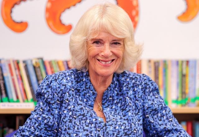 Camilla, a rainha consorte da Inglaterra, ganha monograma real