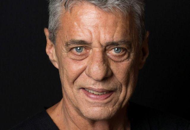 Chico Buarque testa positivo para covid e cancela shows