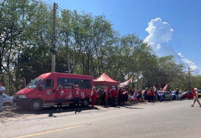 Apoiadores de Lula fazem vigília no CCBB, onde petista terá reunião