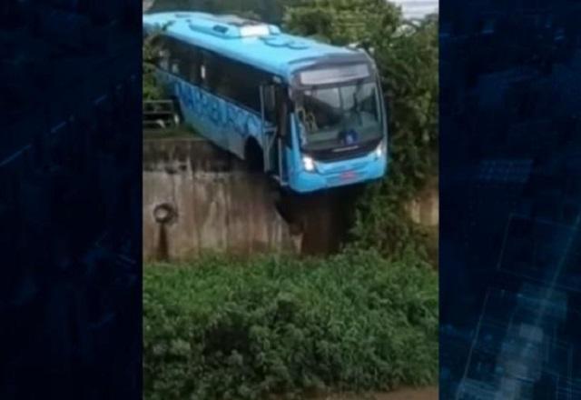 Ônibus lotado de passageiros fica pendurado em ribanceira