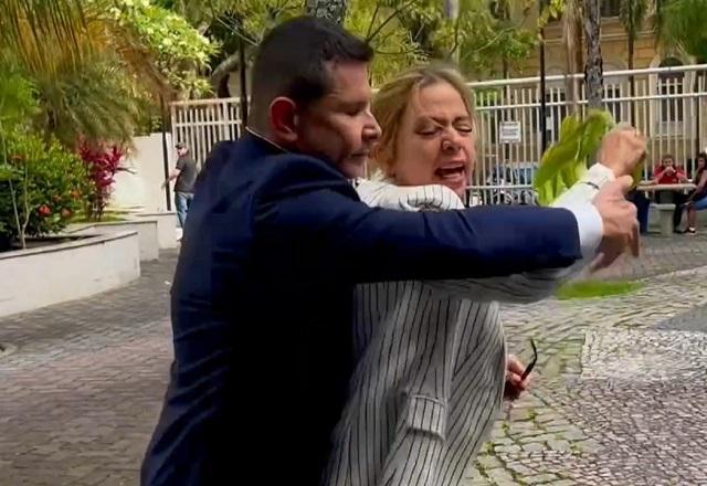 Racista flagrada xingando entregadores tenta agredir jornalistas