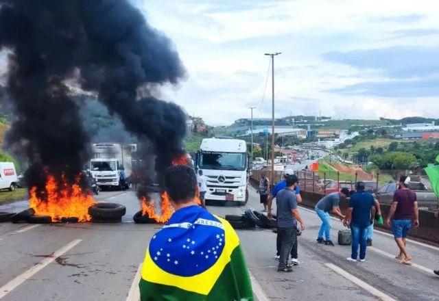 Polícia Rodoviária Federal diz que 4 rodovias federais estão bloqueadas