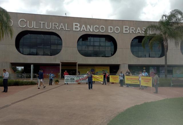 Membros do Sindicato dos Metroviários protestam na porta do CCBB