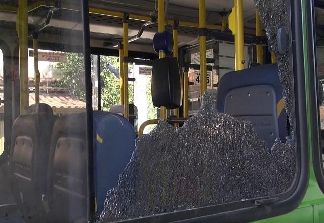 Ônibus fica no fogo cruzado e pedreiro morre baleado