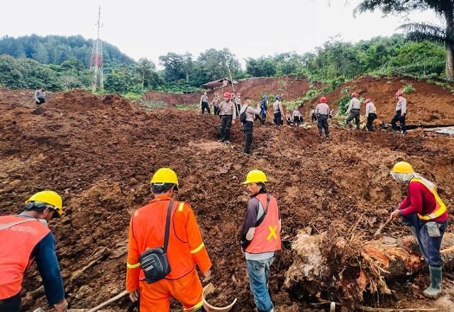 Número de mortos em terremoto na Indonésia volta a subir e passa de 270