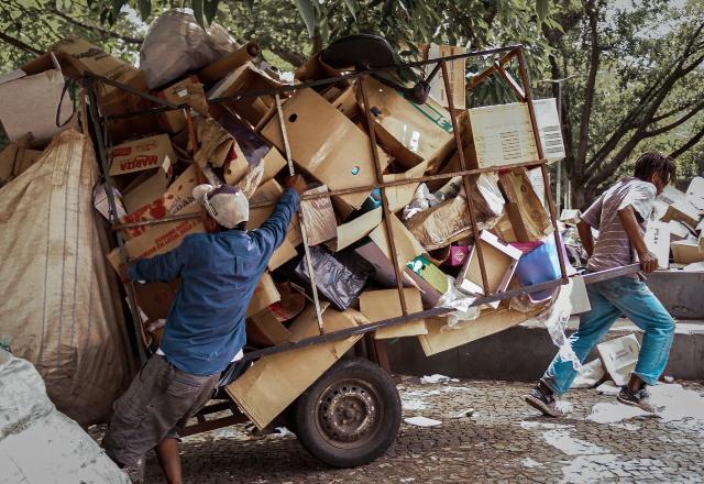 Catadores informais coletam mais de 1,5 milhão de toneladas de lixo por mês