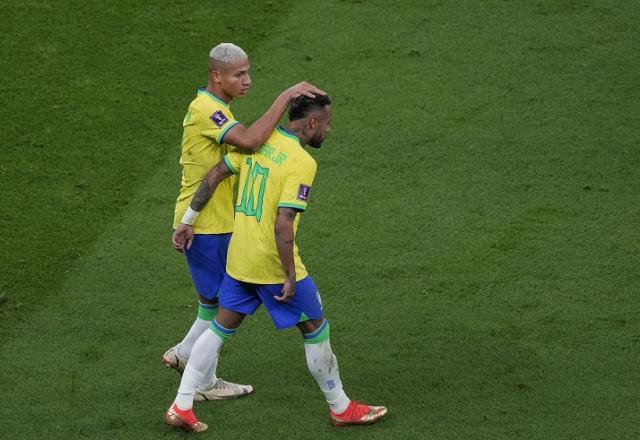 Neymar lesiona o tornozelo, chora no banco e preocupa seleção brasileira