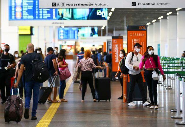 Uso de máscara em aeroportos volta a ser obrigatório a partir desta 6ª feira