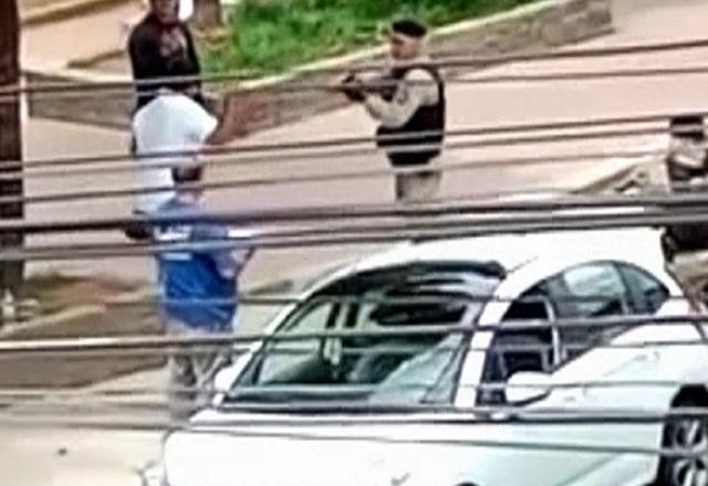 PMs usam arma de choque em motorista durante abordagem