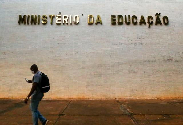 Governo bloqueia mais R$ 244 milhões das universidades federais