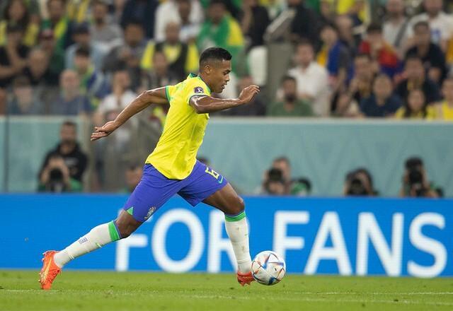 Com dor no quadril, Alex Sandro desfalca seleção brasileira contra Camarões