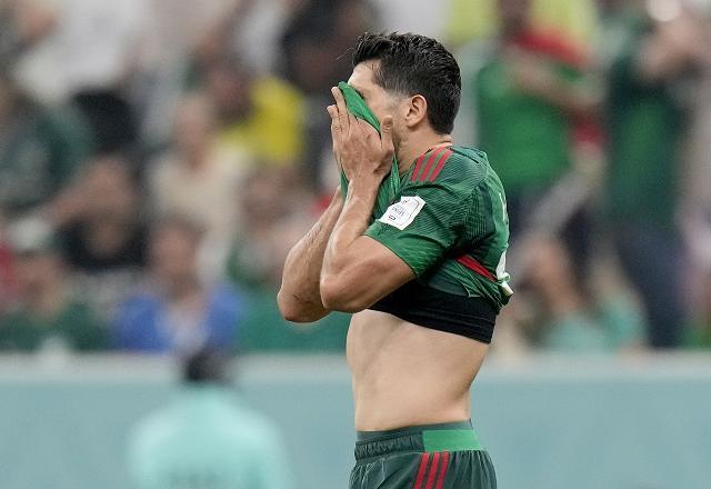 México vence Arábia Saudita, mas é eliminado por saldo de gols