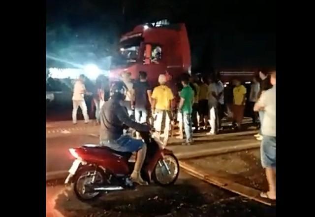 Caminhoneiro fura bloqueio e avança sobre manifestantes na BR-364, em Cacoal (RO)