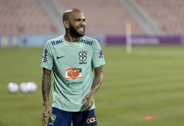 Daniel Alves: "Se tiver que tocar pandeiro, vou ser o melhor pandeirista"