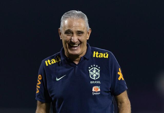 Tite ressalta qualidades e elogia Daniel Alves: "Ele transcende o futebol"