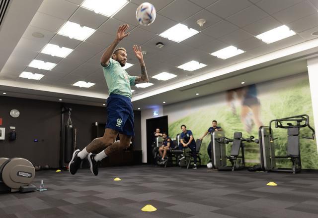 Neymar trabalha com bola no hotel da seleção brasileira: "Voltando"