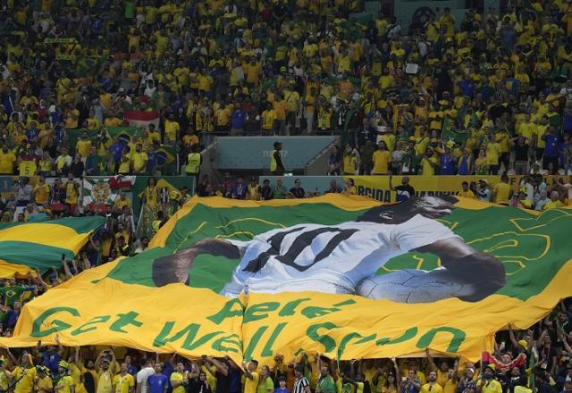 "Pelé, fique bem logo", diz mensagem em bandeirão na torcida do Brasil