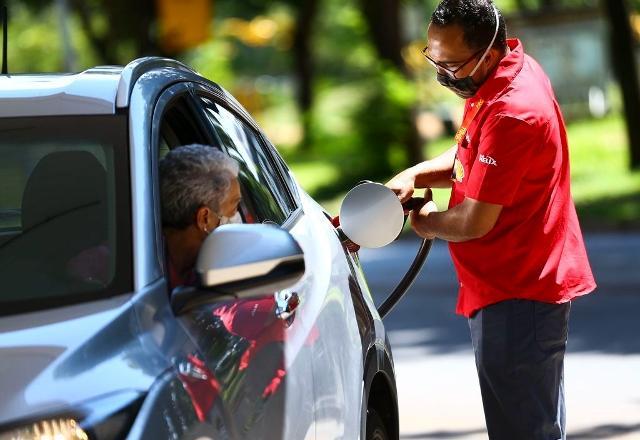 Gasolina, etanol e diesel seguem com preço estável; gás está mais barato