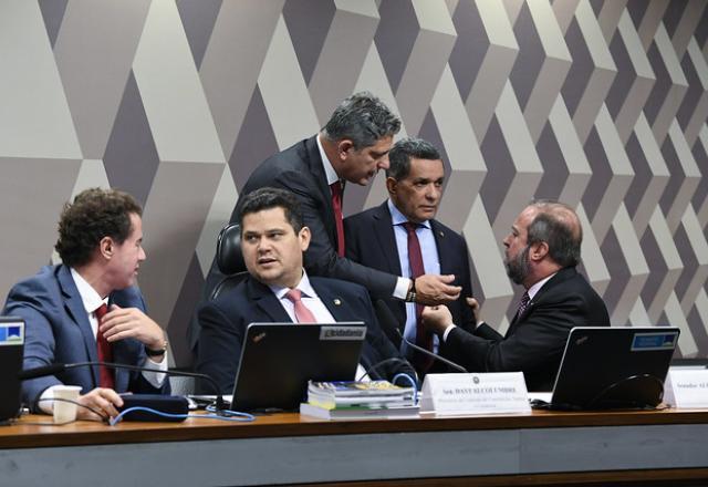 PEC da Transição é aprovada na CCJ do Senado