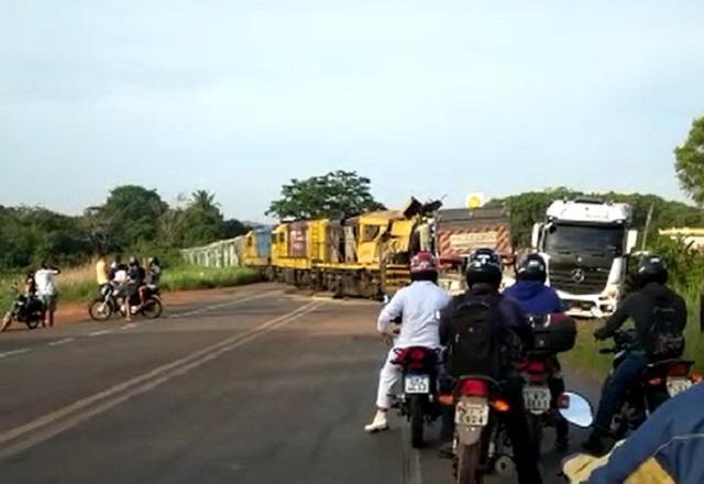 Colisão entre trem e caminhão na BR-343 deixa um morto