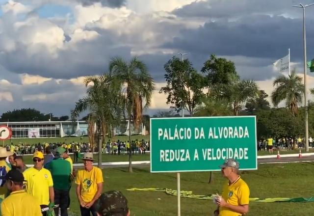 Manifestantes bolsonaristas se concentram no Palácio da Alvorada