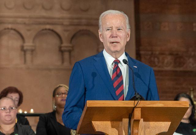 Biden assina lei que assegura casamento entre pessoas do mesmo sexo