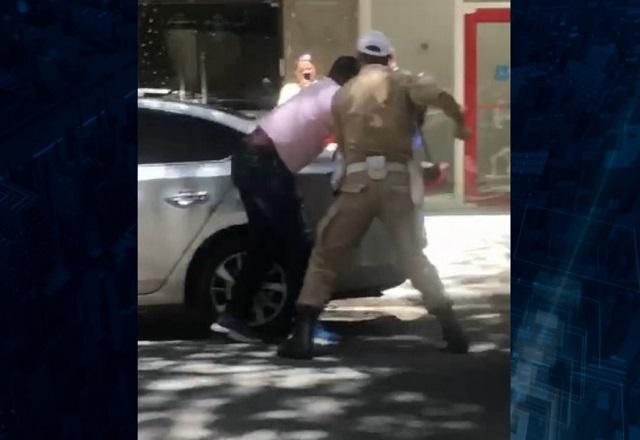 Guarda municipal agride motorista em rua no centro do Rio